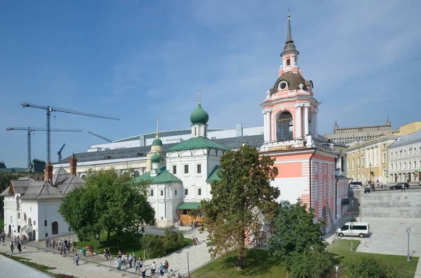 Moscú Rusia Septiembre 2017 Campanario Del Antiguo Monasterio Znamensky Calle —  Fotos de Stock