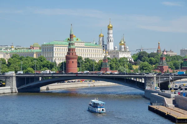 モスクワクレムリンの夏の景色 大きな石の橋とモスクワ川の喜びのボートに浮かんでいます モスクワロシア — ストック写真