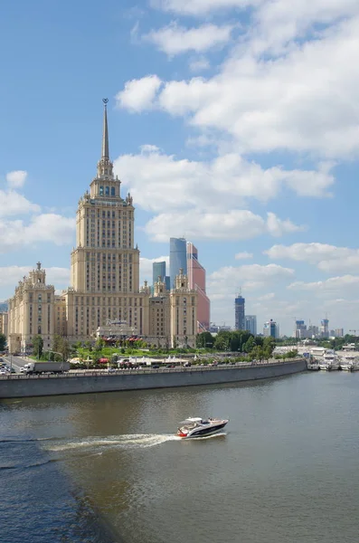 Moscú Rusia Agosto 2017 Vista Verano Taras Shevchenko Terraplén Radisson —  Fotos de Stock