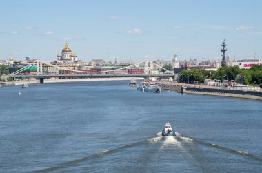 Moskova, Rusya - 15 Haziran 2018: Kırım köprüsünün yaz manzarası, Kurtarıcı İsa Katedrali ve Moskova Nehri