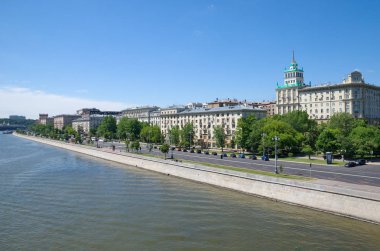 Moskova, Rusya - 15 Haziran 2018: Frunzenskaya setinin yaz manzarası