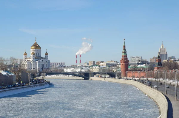 克里姆林宫和索菲斯卡娅河堤 救世主基督座堂和大石桥的春景 俄罗斯 莫斯科 — 图库照片
