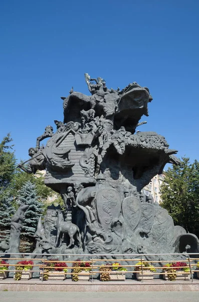 俄罗斯莫斯科 2019年8月30日 莫斯科动物园内的雕塑 生命树 童话树 提交人Zurab Tsereteli — 图库照片