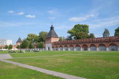 Tula, Rusya - 12 Eylül 2019: İvanovsky kapısı ve Tula Kremlin bölgesindeki İvanovskaya (Taynitskaya) kulesinin görüntüsü