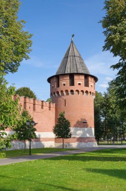 Kremlin bahçesinden Tula Kremlin 'in Nikitskaya kulesinin manzarası. Tula şehri, Rusya