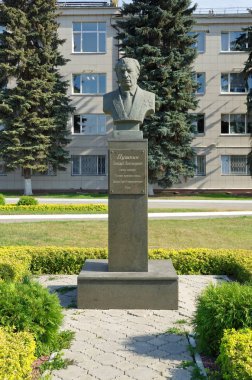 Tula, Rusya - 12 Eylül 2019: Tula silah fabrikasının arka planındaki Gennady Alexandrovich Puşkin Anıtı