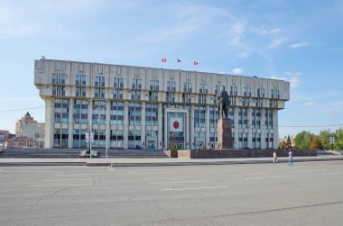 Tula, Rusya - 12 Eylül 2019: Tula şehrinin yönetimi ve merkez meydandaki Lenin anıtı