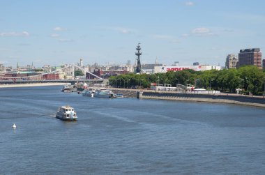 Moskova, Rusya - 15 Haziran 2018: Puşkin seti ve Kırım köprüsünün yaz manzarası