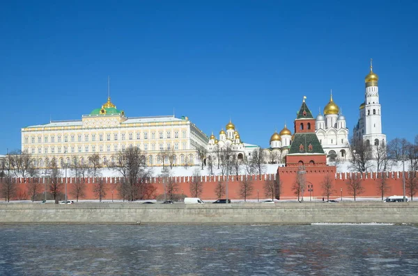 Jarní Pohled Moskevský Kreml Kremelský Nábřeží Slunečného Dne Moskva Rusko — Stock fotografie
