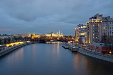 Moskova Kremlin, Prechistenskaya ve Bersenevskaya seti bir kış akşamı. Moskova, Rusya