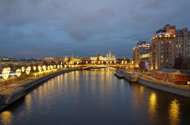Moskova Kremlin, Prechistenskaya ve Bersenevskaya setlerinin yeni yıl aydınlatmasıyla akşam manzarası. Moskova, Rusya