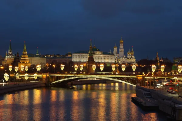 Prachtig Avondzicht Het Moskouse Kremlin Big Stone Brug Met Feestelijke — Stockfoto