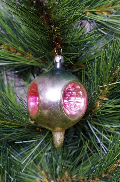 Παλιό Παιχνίδι Χριστουγεννιάτικο Δέντρο Στο Κοντινό Δέντρο — Φωτογραφία Αρχείου