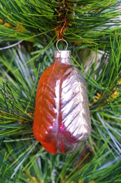 Altes Glas Weihnachtsbaumspielzeug Auf Dem Weihnachtsbaum — Stockfoto