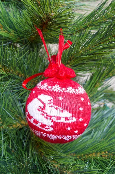 クリスマスのニットボールはクリスマスツリーにぶら下がっている — ストック写真