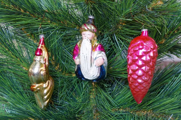 Старые Рождественские Игрушки Висят Елке — стоковое фото