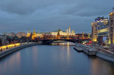 Moskova, Rusya - 10 Ocak 2020: Moskova Kremlin, Büyük Taş Köprüsü, Prechistenskaya ve Bersenevskaya setlerinin akşam manzarası