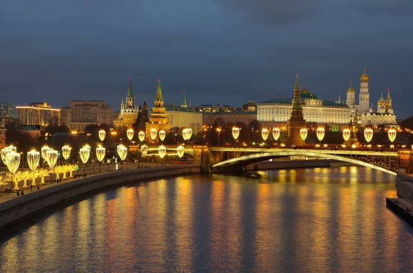 莫斯科克里姆林宫 大石桥和带有节日照明的预契斯坦斯卡亚河堤的美丽夜景 俄罗斯 莫斯科 — 图库照片