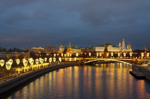 莫斯科克里姆林宫 大石桥和带有节日照明的Prechistenskaya堤岸的夜景 俄罗斯 莫斯科 — 图库照片