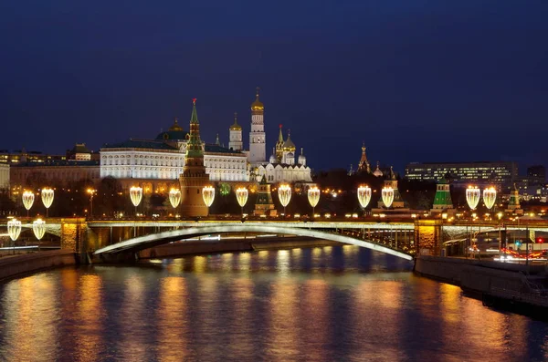 Nachtzicht Het Moskouse Kremlin Big Stone Brug Met Feestelijke Nieuwjaarsverlichting — Stockfoto