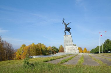 Yakhroma, Moskova bölgesi, Rusya - 14 Ekim 2018: Peremilovskaya yüksekliğindeki Moskova Muharebesi kahramanları anıtının sonbahar manzarası