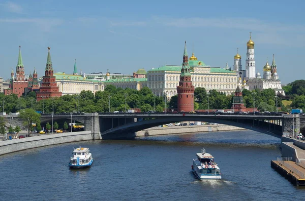 Вид Московський Кремль Великий Камінь Міст Приємні Човни Сонячний Літній — стокове фото