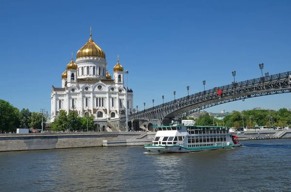 Летний Вид Собор Христа Спасителя Патриарший Мост Прогулочный Катер Москва — стоковое фото