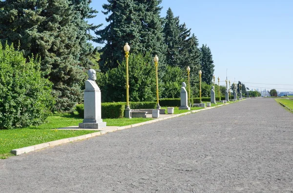 Moscow Russia August 2017 Alley Scientists Main Building Moscow State — Stock Photo, Image