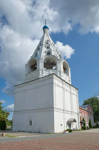 俄罗斯科洛姆纳大教堂广场上的假定大教堂钟塔 — 图库照片