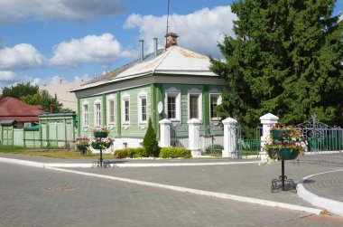 Kolomna, Rusya - 17 Ağustos 2018: Lazhechnikova ve Lazareva caddelerinin kesiştiği yerdeki ahşap bina