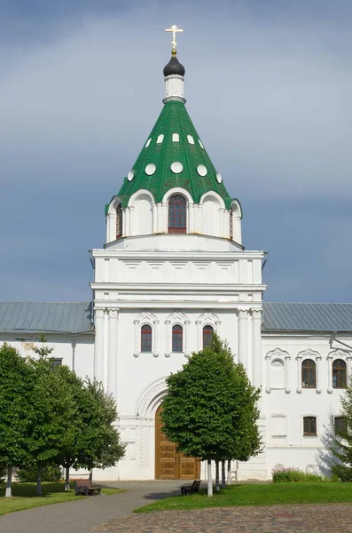 삼위일체의 수도원에 국화와 다리아의 성문이다 코스트로마 러시아의 금반지 — 스톡 사진