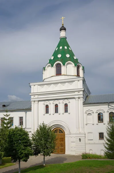 圣门与门教堂的克里斯蒂桑斯和达里亚 科斯特罗马的圣崔妮蒂 伊帕蒂耶夫修道院俄罗斯的金戒指 — 图库照片