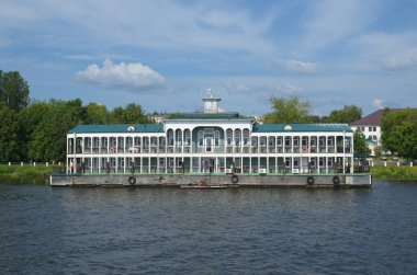 Kostroma, Rusya - 25 Temmuz 2019: Debarkader - Sudaki Restoran 