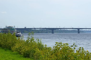 Kostromskoy (Volzhsky) karayolu köprüsündeki Volga setinden yaz manzarası. Kostroma, Rusya