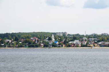 Sudan Volga nehir setinin yaz manzarası. Kostroma, Rusya