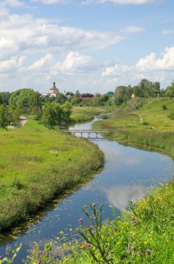 Korovniki 'de Kamenka Nehri, Kosma Kilisesi ve Damian manzaralı yaz manzarası. Suzdal, Vladimir bölgesi. Rusya 'nın altın yüzüğü