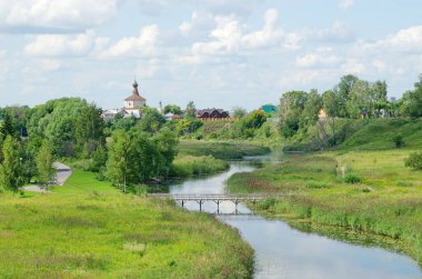 Korovniki 'de Kamenka Nehri, Kosma Kilisesi ve Damian manzaralı yaz manzarası. Suzdal şehri. Rusya 'nın altın yüzüğü