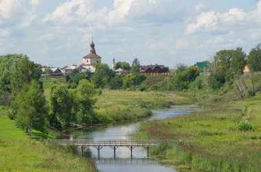 Kamenka Nehri ve Suzdal 'daki Kozma ve Damian Kilisesi. Rusya 'nın altın yüzüğü