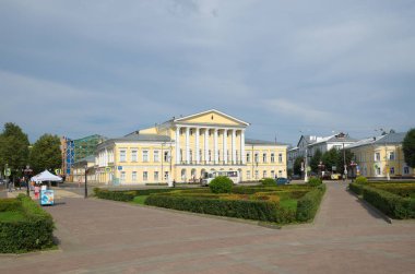 Kostroma, Rusya - 25 Temmuz 2019: Susaninskaya Meydanı 'nın yaz manzarası ve General S. Borshchev' in evi - Xix yüzyılının mülkü. Rusya 'nın Altın Yüzüğü
