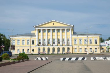 Kostroma, Rusya - 25 Temmuz 2019: Susaninskaya Meydanı 'ndaki General S. Borshchev' in evi - Xix yüzyılının mülkü. Rusya 'nın Altın Yüzüğü