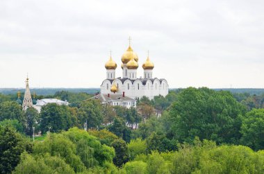 Dönüşüm Manastırı 'nın çan kulesinden Yaroslavl' daki Varsayım Katedrali 'ne. Rusya 'nın altın yüzüğü