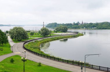 Strelka 'nın yaz manzarası - Yaroslavl' daki Volga ve Kotorosl nehirlerinin birleşimi. Rusya 'nın altın yüzüğü