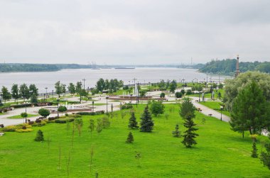 Yaroslavl 'daki Volga ve Kotorosl nehirlerinin kesiştiği Strelka Parkı manzarası. Rusya 'nın altın yüzüğü