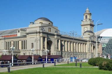 Moskova, Rusya - 31 Ağustos 2017: Kievsky tren istasyonu binasının yaz manzarası