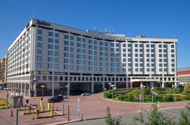 Moskova, Rusya - 31 Ağustos 2017: Dört yıldızlı Radisson Slavyanskaya Oteli 'nin yaz manzarası