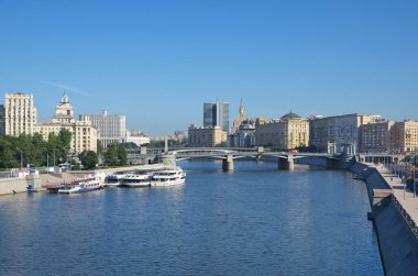 Moskova, Rusya - 31 Ağustos 2017: Borodinsky Köprüsü, Berezhkovskaya ve Rostovskaya setlerinin manzarası