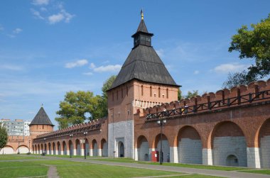 Tula, Rusya - 12 Eylül 2019: İvanovsky kapısı ve Tula Kremlin 'deki İvanovskaya Kulesi
