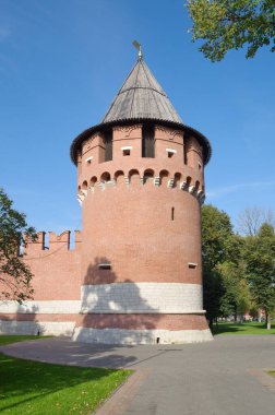 Tula, Rusya - 12 Eylül 2019: Kremlin bahçesinden Tula Kremlin 'in Nikita kulesinin görüntüsü
