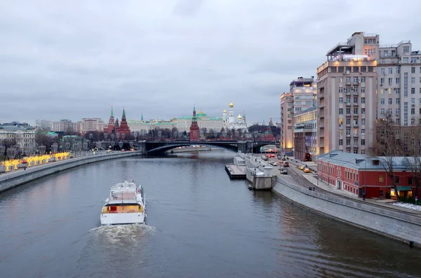 Moscou Rússia Janeiro 2020 Vista Noturna Dos Aterros Kremlin Prechistenskaya — Fotografia de Stock