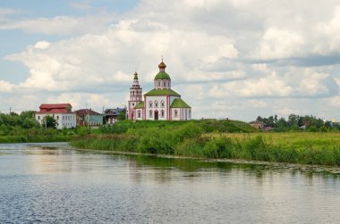 Kamenka Nehri kıyısındaki Ivanova Dağı 'ndaki Elçi Elijah Kilisesi. Suzdal, Vladimir bölgesi. Rusya 'nın altın yüzüğü